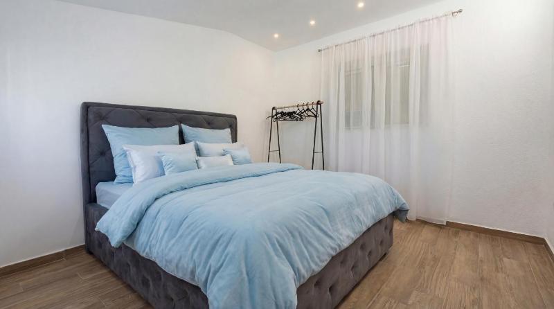 GRAND 3-Bedroom Apartment - image 14