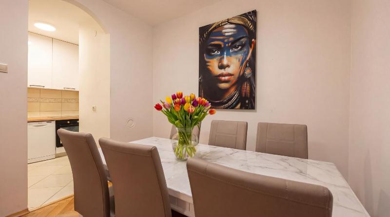 GRAND 3-Bedroom Apartment - image 4