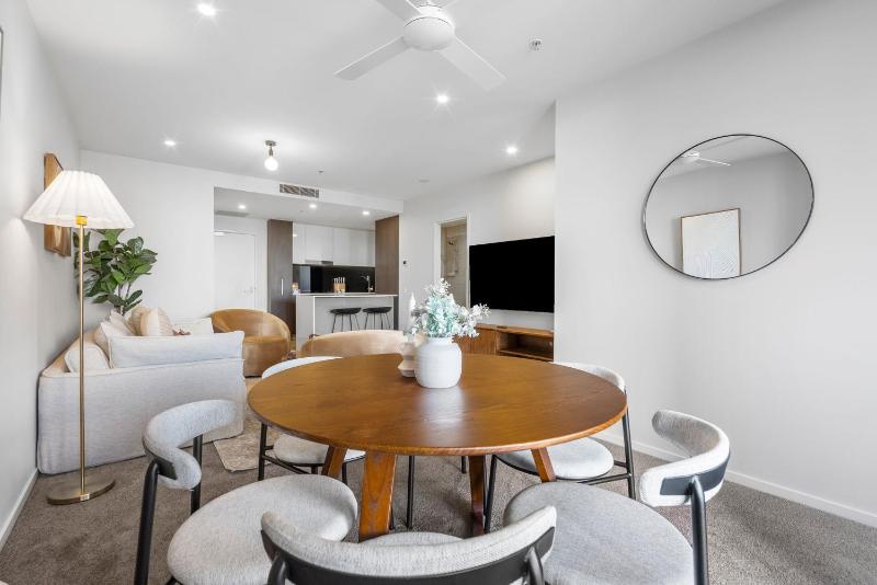 Luxury Sky-high CBD Apt with Pool Gym Parking - image 2