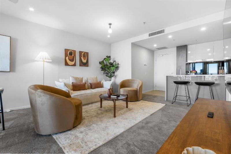 Luxury Sky-high CBD Apt with Pool Gym Parking - image 10