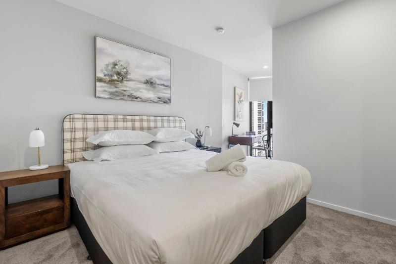 Luxury Sky-high CBD Apt with Pool Gym Parking - image 8
