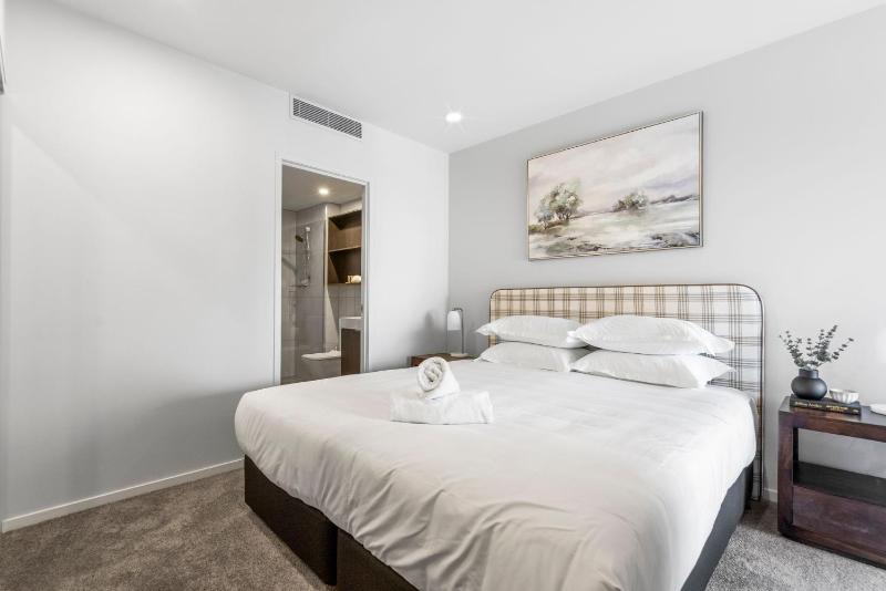 Luxury Sky-high CBD Apt with Pool Gym Parking - image 6