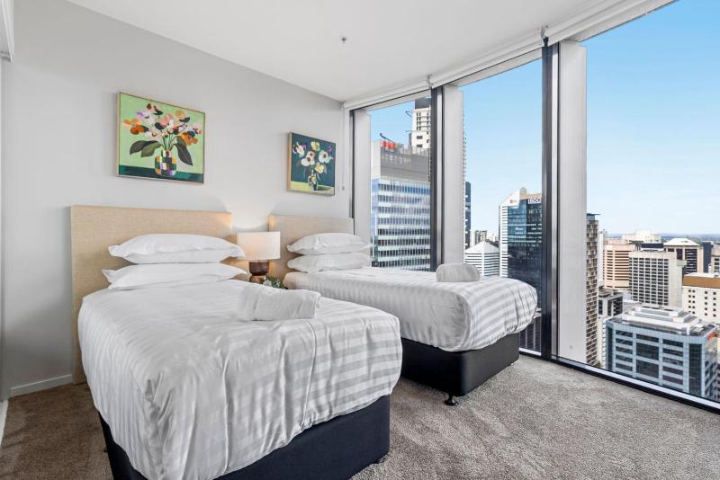 Luxury Sky-high CBD Apt with Pool Gym Parking - image 4