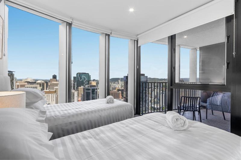 Luxury Sky-high CBD Apt with Pool Gym Parking - image 7