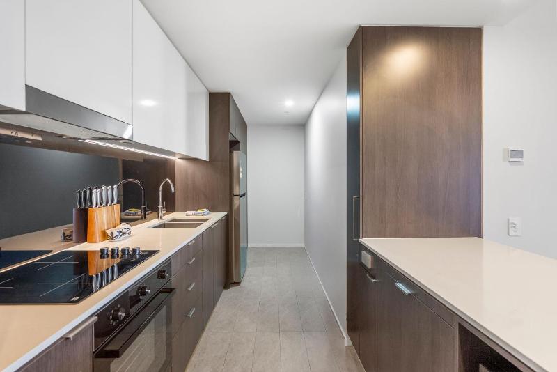 Luxury Sky-high CBD Apt with Pool Gym Parking - image 15