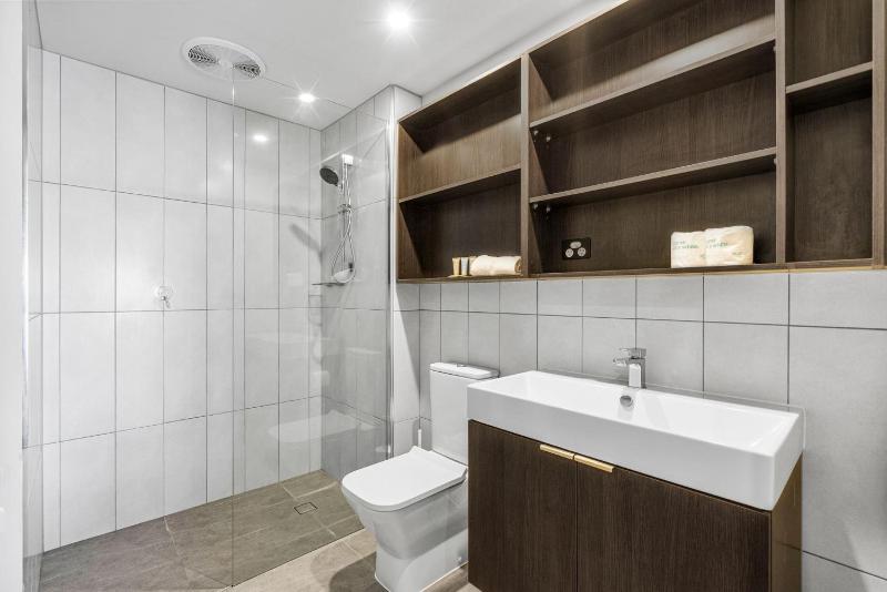 Luxury Sky-high CBD Apt with Pool Gym Parking - image 11