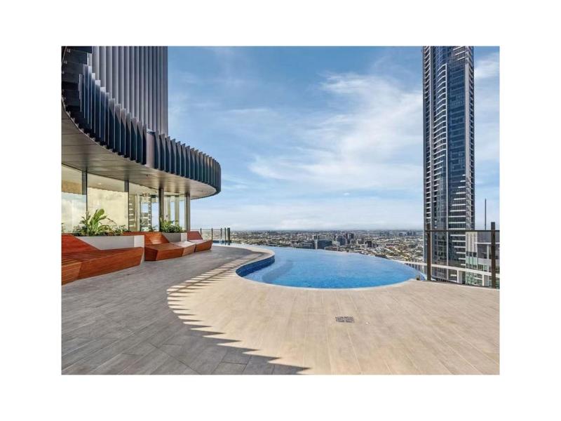 Luxury Sky-high CBD Apt with Pool Gym Parking - image 13
