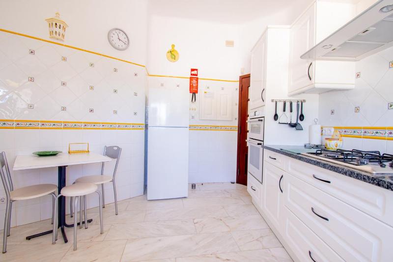 Casa Ryder - Short walk from Praia da Marinha - image 8