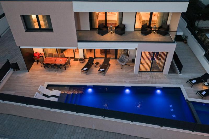 Villa Santa with heated pool - image 22