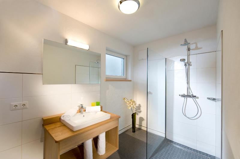 Six-Bedroom House image 3