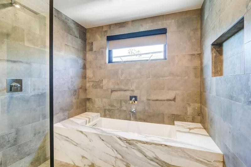 Modern Remodel By The Bay & Beach- 209 9th home - image 7