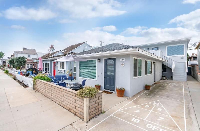 Remodeled Gem Balboa Island Beach House- 129 Opal home - image 1