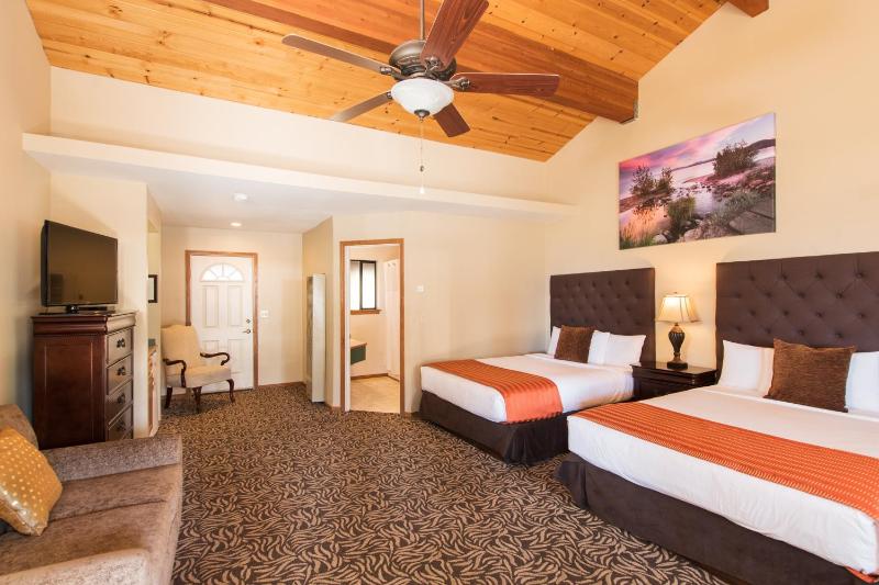 Queen Room with Two Queen Beds - Lake View