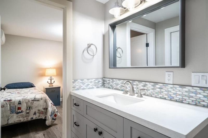 Remodeled 4 bdrm Duplex on Balboa Island- 129 home - image 9