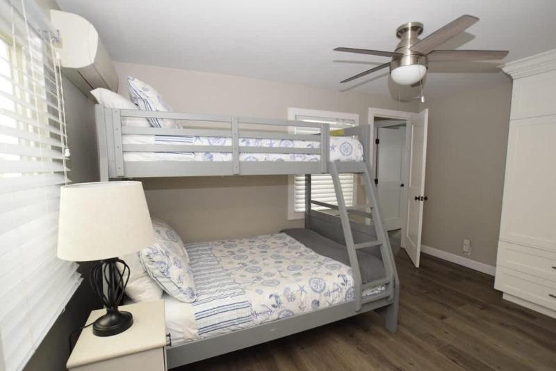 Remodeled 4 bdrm Duplex on Balboa Island- 129 home - image 4