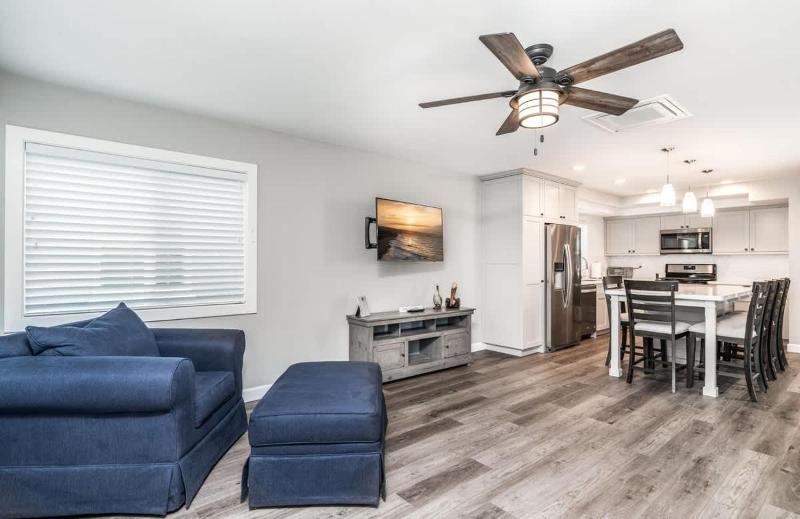 Remodeled 4 bdrm Duplex on Balboa Island- 129 home - image 6