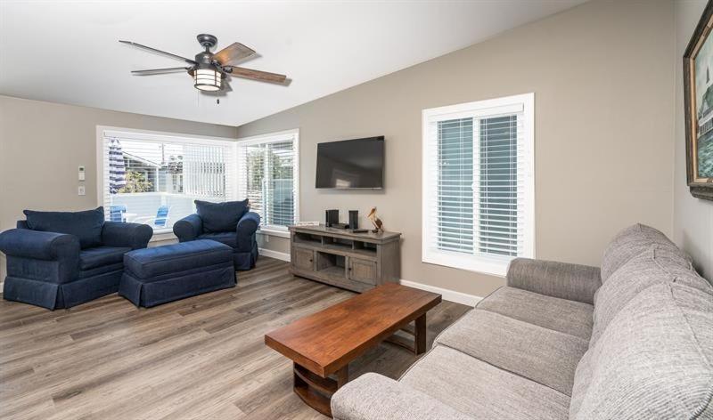 Remodeled 4 bdrm Duplex on Balboa Island- 129 home - image 2