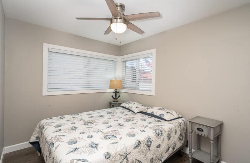 Remodeled 4 bdrm Duplex on Balboa Island- 129 home - image 25