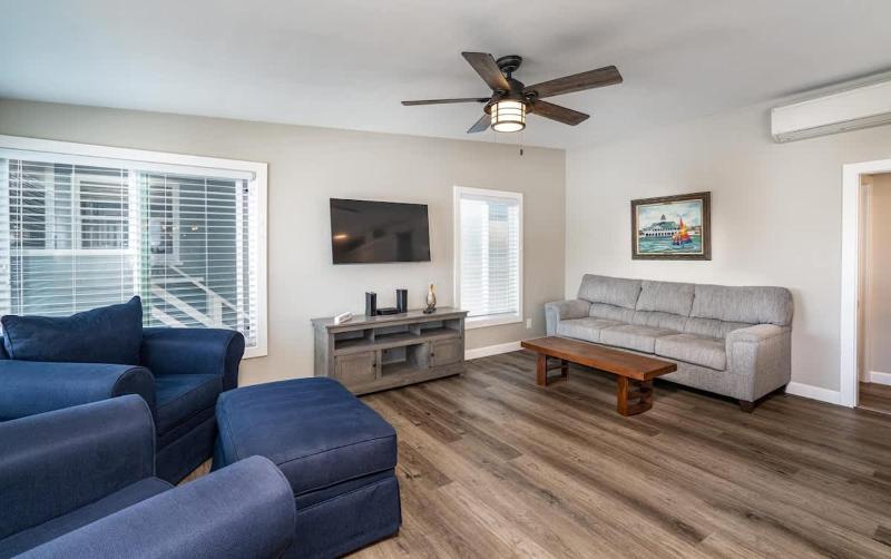 Remodeled Balboa Island Gem- 129 Opal B home - image 9