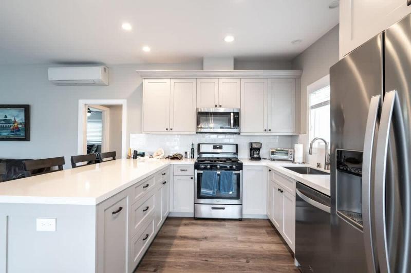 Remodeled Balboa Island Gem- 129 Opal B home - image 13