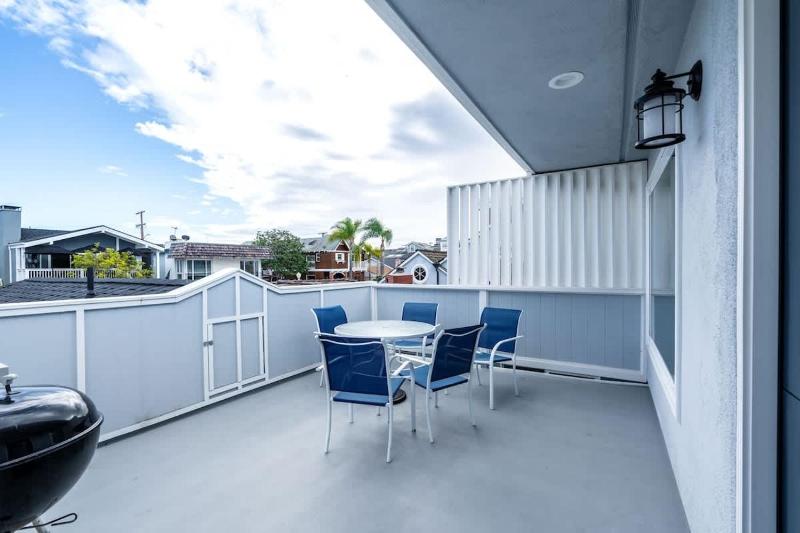 Remodeled Balboa Island Gem- 129 Opal B home - image 12