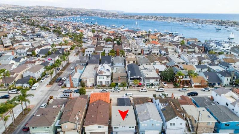Remodeled Balboa Island Gem- 129 Opal B home - image 8