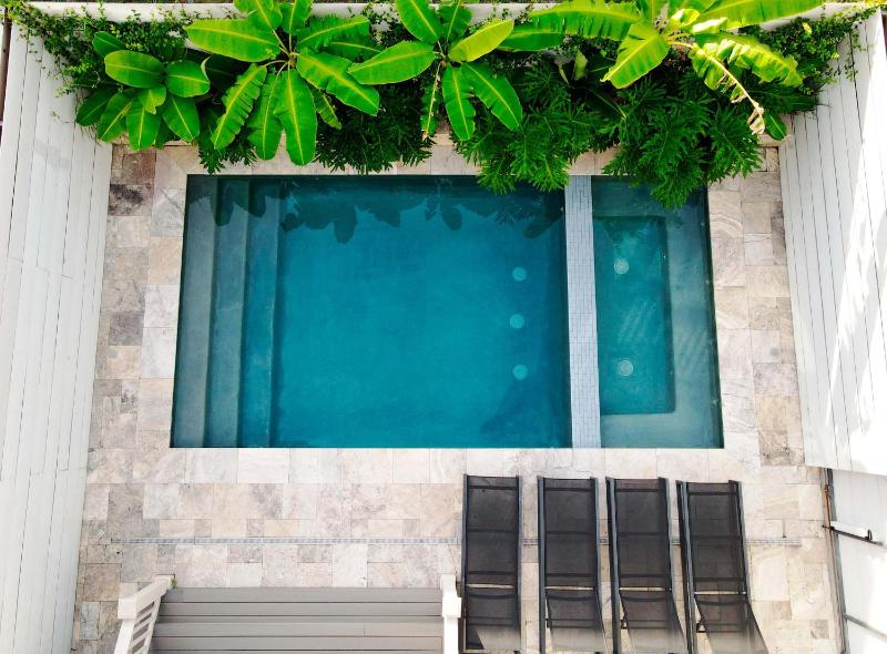 Stylish 7 Bedroom Luxe Home Heated Pool & Spa - image 14