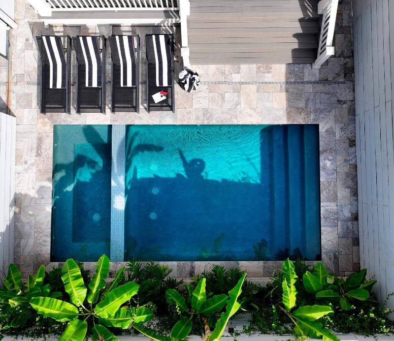 Stylish 7 Bedroom Luxe Home Heated Pool & Spa - image 4