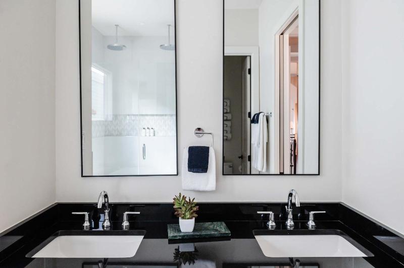 2 Designer Homes 14 Bedrooms Walk to St Charles - image 15