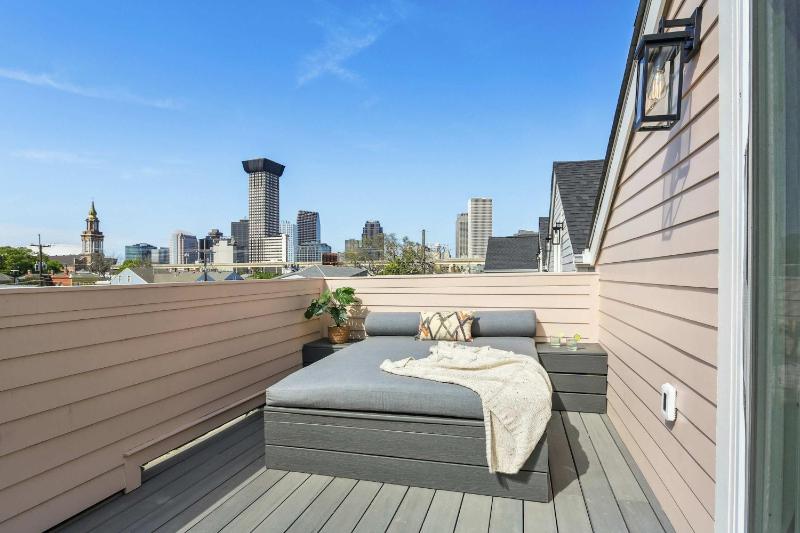 2 Designer Homes 14 Bedrooms Walk to St Charles - image 16