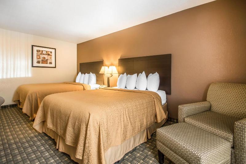 Queen Room with Two Queen Beds - Non-Smoking image 4