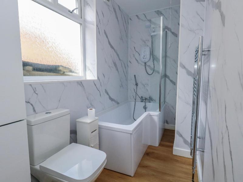 Clifftop House - image 14