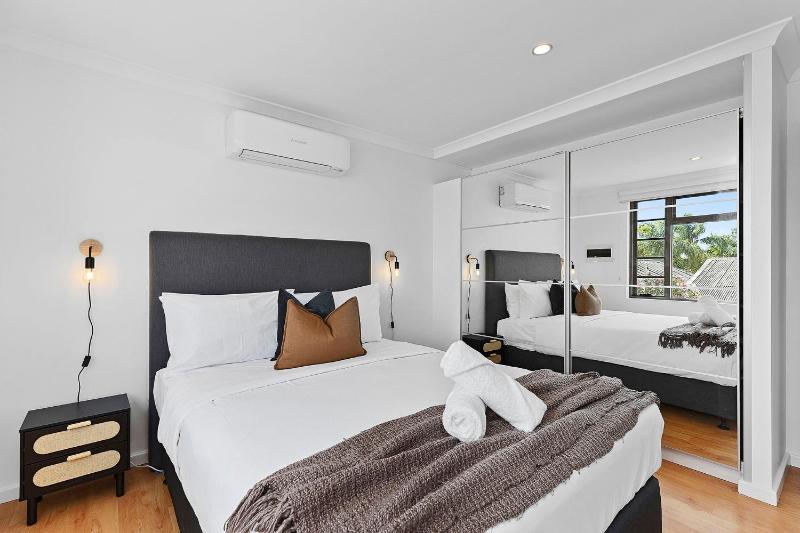 4BR Carlisle Stay Near Airport & Stadium Sleeps 8 - image 10