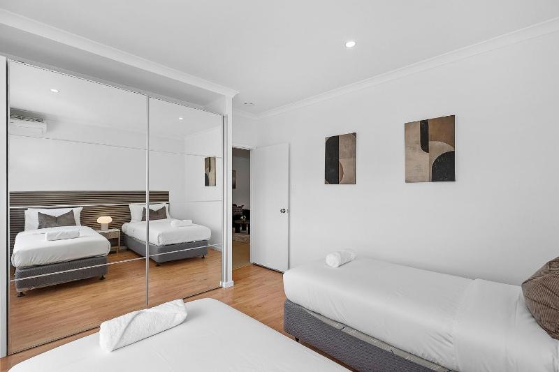 4BR Carlisle Stay Near Airport & Stadium Sleeps 8 - image 8