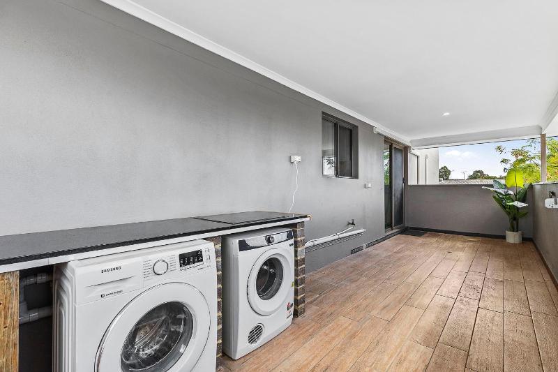 4BR Carlisle Stay Near Airport & Stadium Sleeps 8 - image 7