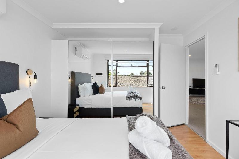 4BR Carlisle Stay Near Airport & Stadium Sleeps 8 - image 13