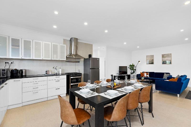 4BR Carlisle Stay Near Airport & Stadium Sleeps 8 - image 1