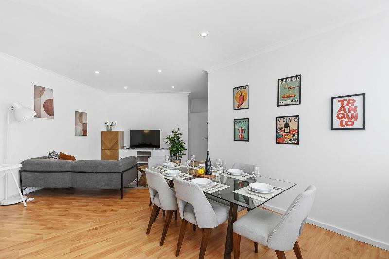 Bright 3BR Home Near Perth CBD Airport Stadium - image 16
