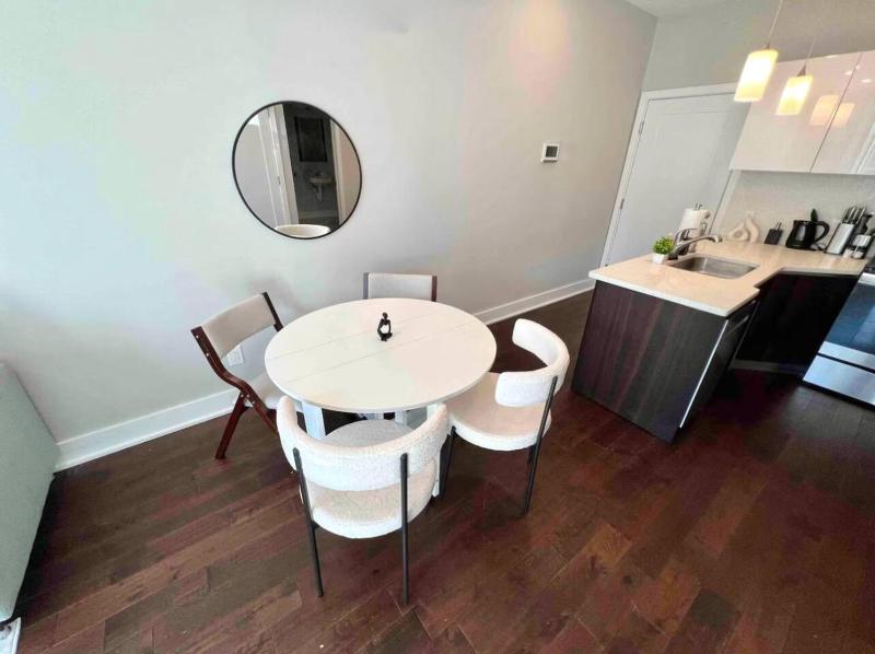 Juliet Balcony - Cute And Cozy Center City 1BR Apt - image 3