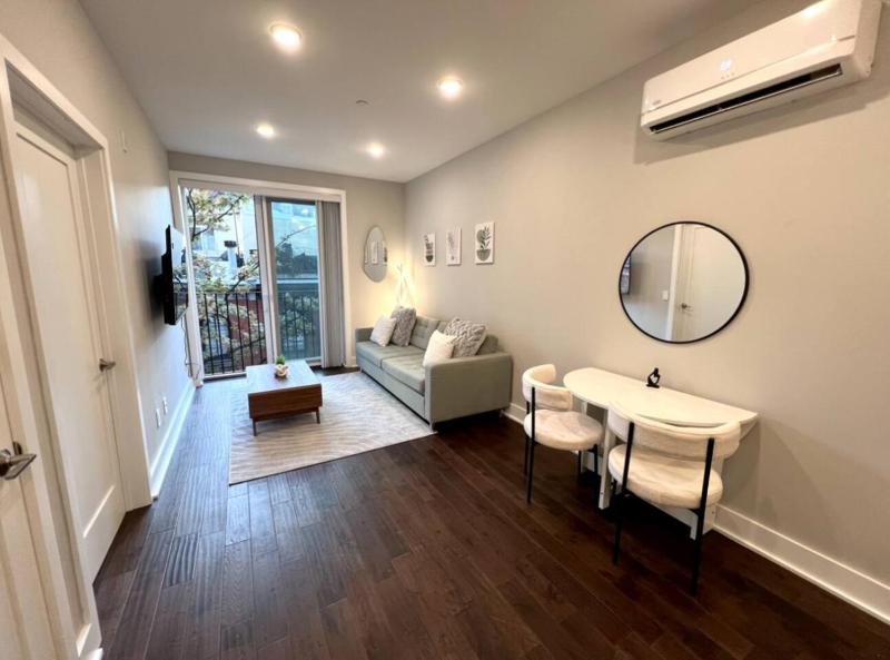 Juliet Balcony - Cute And Cozy Center City 1BR Apt - image 4
