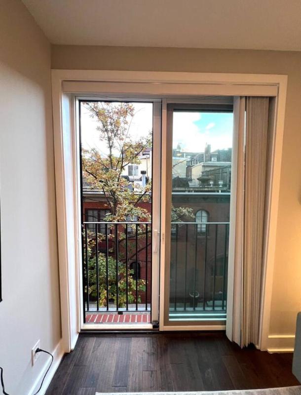 Juliet Balcony - Cute And Cozy Center City 1BR Apt - image 11