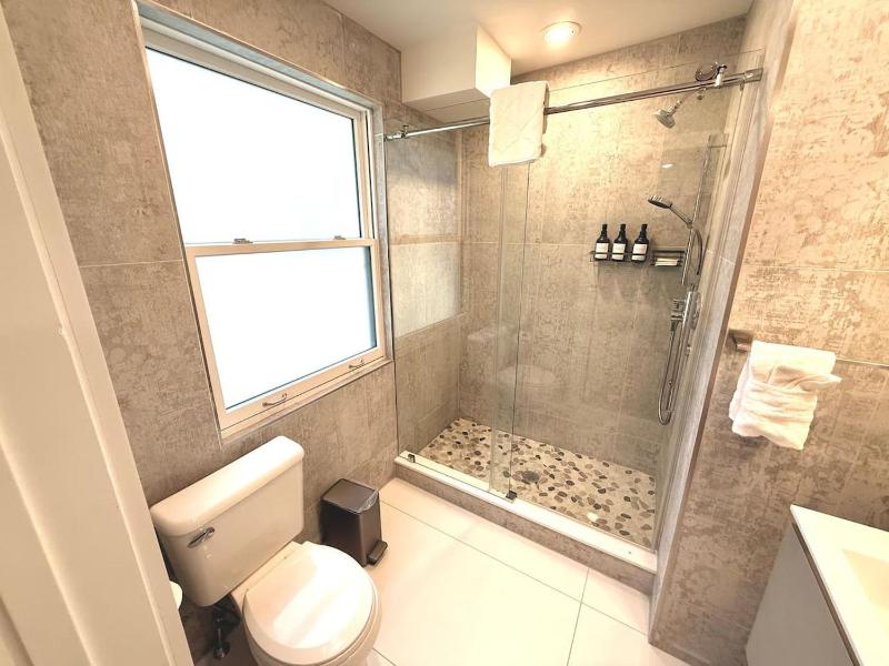 Grand Luxury Center City 2BR and 2Bath Apartment - image 3