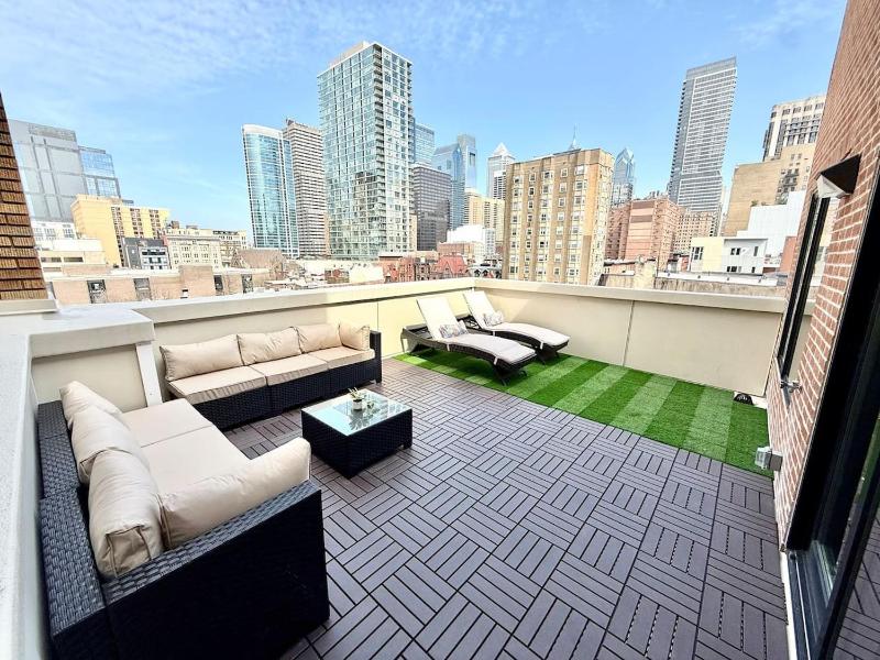Skyline Balcony - Luxury and Cozy Center City 1BRApt - image 3