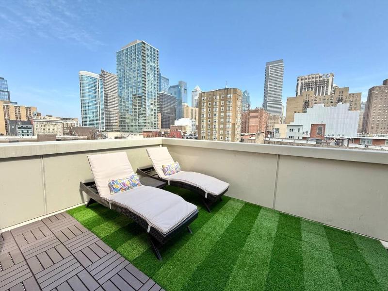 Skyline Balcony - Luxury and Cozy Center City 1BRApt - image 7