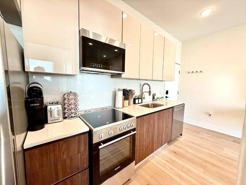 Skyline Balcony - Luxury and Cozy Center City 1BRApt - image 16