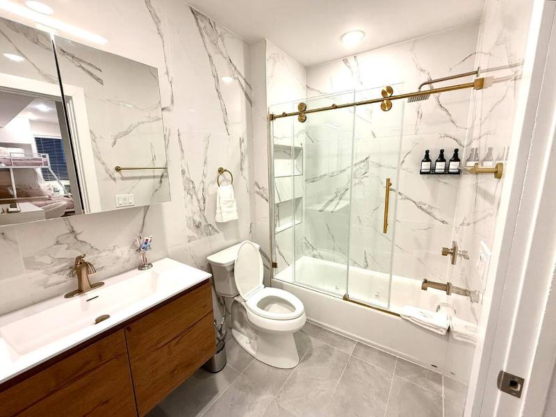 Spacious Center City 2BR 2Bath Apt. with Balcony - image 12