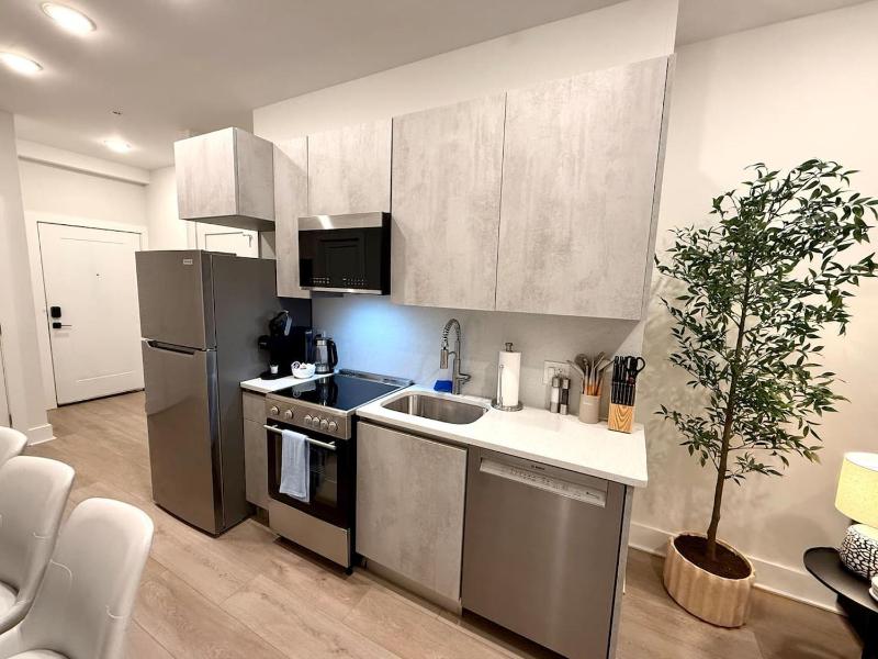 Spacious Center City 2BR 2Bath Apt. with Balcony - image 8