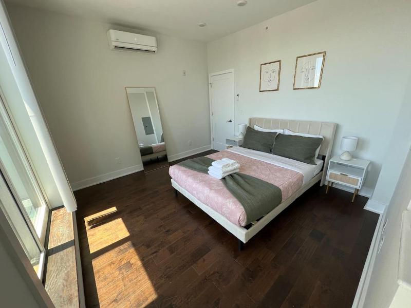 Private Balcony - Gorgeous Center City Bilevel Apt - image 12