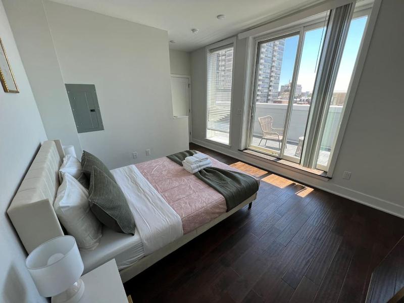 Private Balcony - Gorgeous Center City Bilevel Apt - image 3