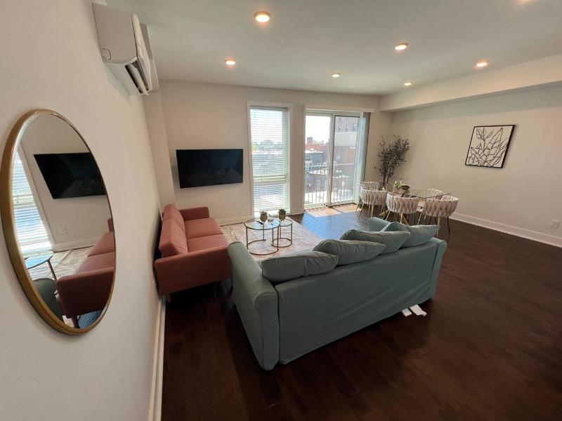 Private Balcony - Gorgeous Center City Bilevel Apt - image 7